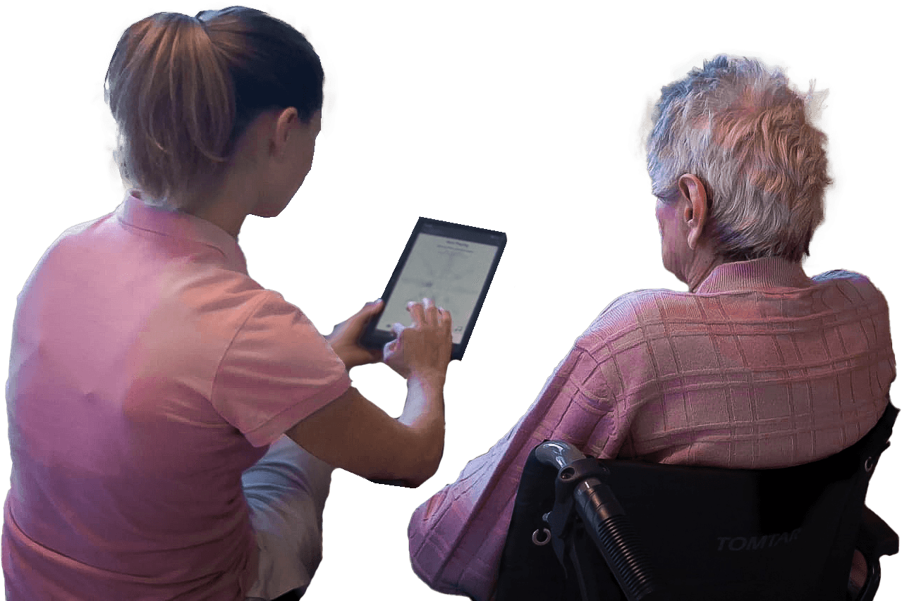 Menschen in einer Betreuungseinrichtung, die gemeinsam lächeln und interagieren