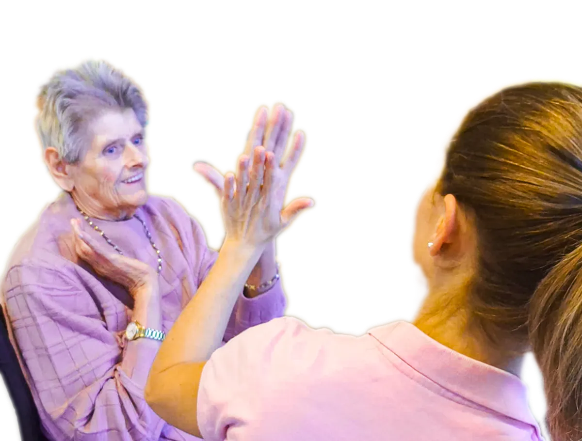 Glücklichen Bewohnerinnen mit einer Pflegekraft, die Spaß mit dem PflegeZeit Tablet-System haben